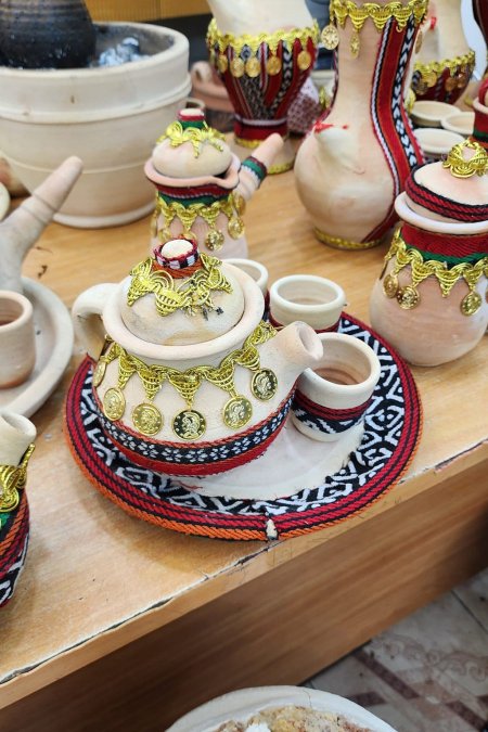 طقم دلّة فخارية تراثية مطرّزة مع أكواب وصينية